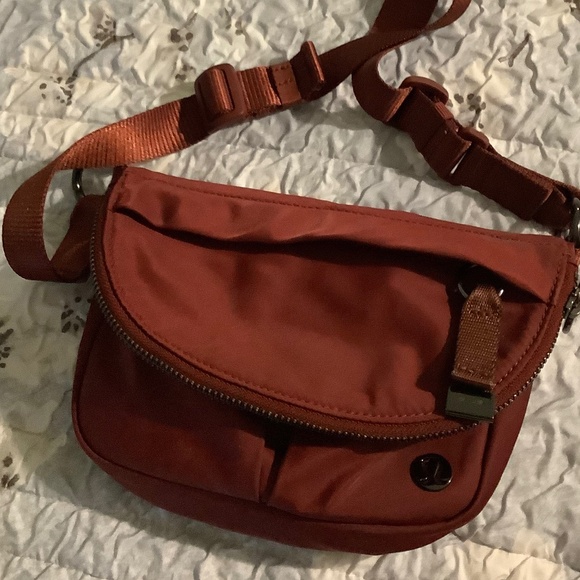 Burgandy Lululemon Festival Bag Micro 2L - Picture 2 of 3
